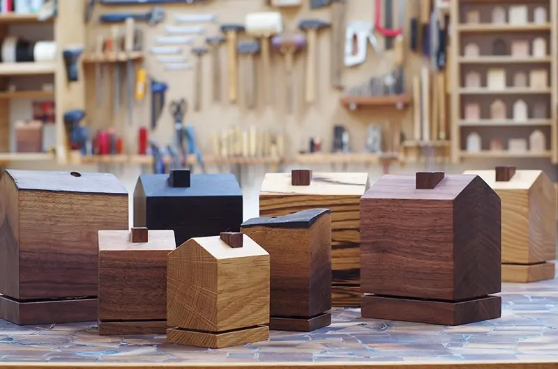 Das Bild zeigt Räucherhäuser des Holzkünstlers Markus Bortne in seiner Werkstatt.