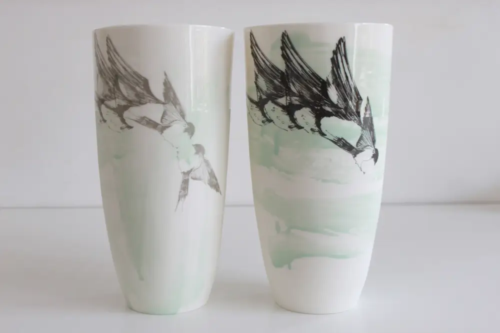 Zwei Vasen aus Porzellan mit Schwalbenmotiven der Künstlerin Martina Schubert.